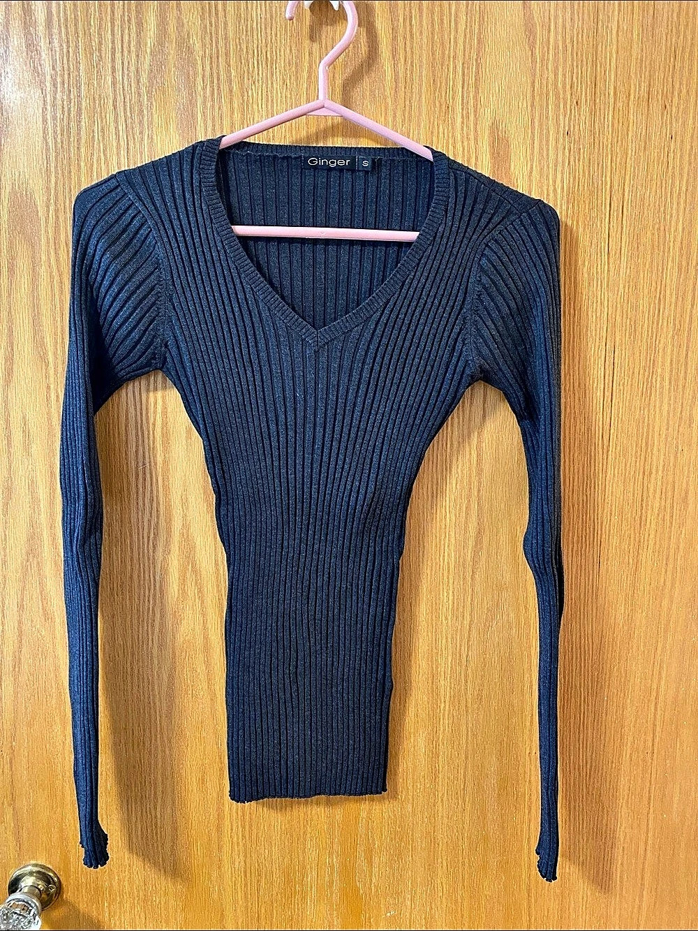 Ginger Ribbed V-Neck Sweater in Dark Grey Size Small